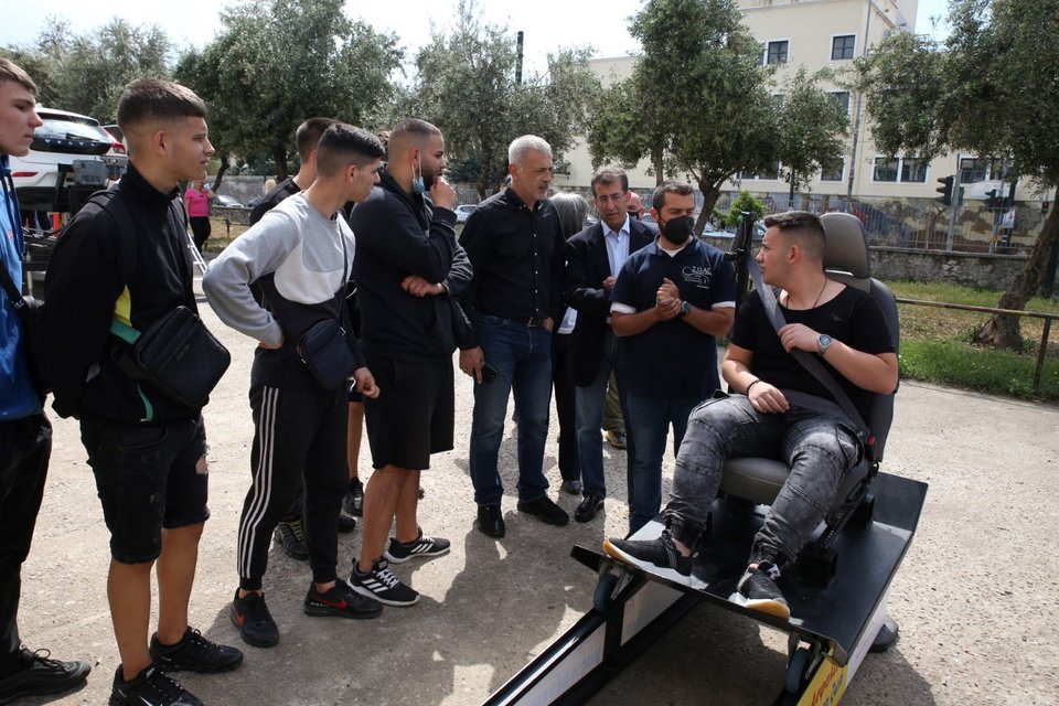 Ο δήμαρχος Πειραιά Γιάννης Μώραλης και ο αντιδήμαρχος Δημ. Καρύδης με μαθητές στο πρόγραμμα οδικής ασφάλειας