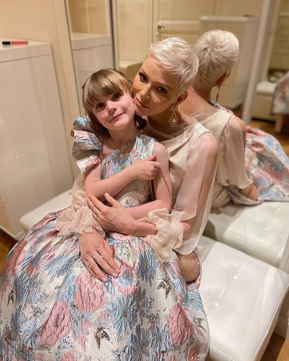 Η πριγκίπισσα Σαρλίν αγκαλιά με την κόρη της πριγκίπισσα Γκαμπριέλα