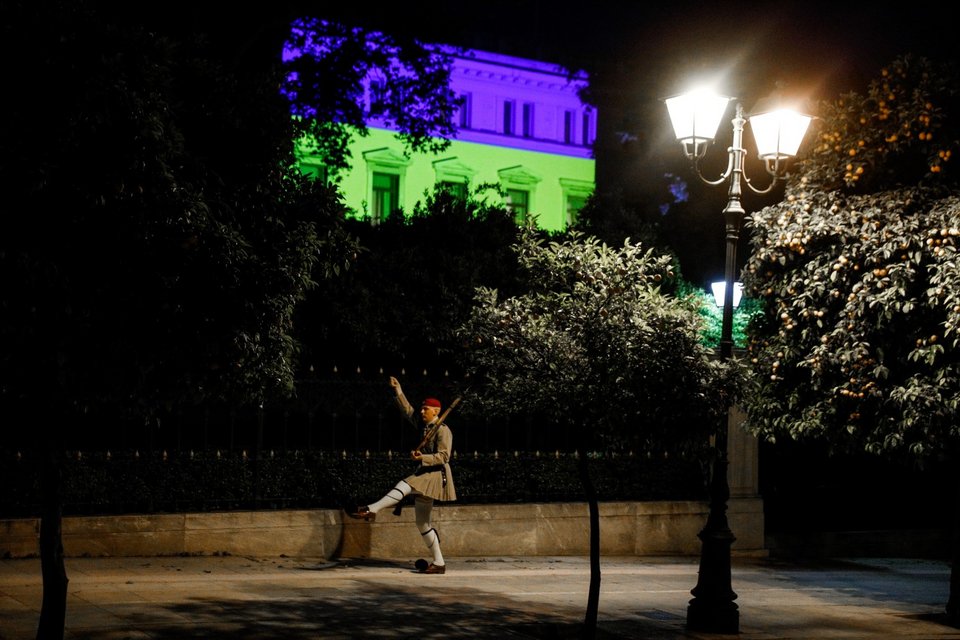 Το προεδρικό μέγαρο φωτίστηκε στα χρώματα της σημαίας της Ουκρανίας για την ημέρα της Ευρώπης -Φωτογραφία: ΓΙΩΡΓΟΣ ΚΟΝΤΑΡΙΝΗΣ/ EUROKINISSI