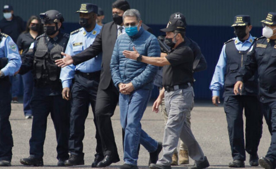 Ο πρώην πρόεδρος της Ονδούρας, Juan Orlando Hernandez, εκδόθηκε στις ΗΠΑ την Πέμπτη 21 Απρίλιου 2022 όπου αντιμετωπίζει κατηγορίες για διακίνηση ναρκωτικών και όπλων. AP Photo/Elmer Martinez