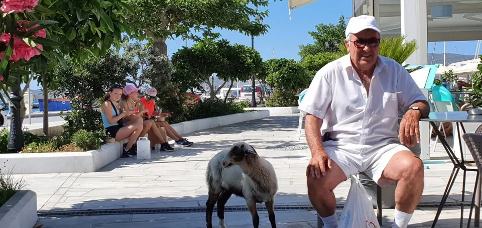 Ο κ. Γιώργος με την Ελπίδα πάντα στο πλάι του