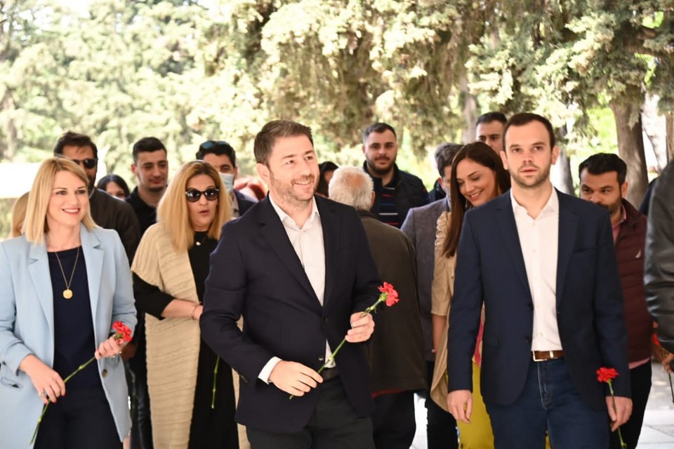 O Νίκος Ανδρουλάκης οδεύει προς το μνημείο το εκτελεσθέντων της Καισαριανής κρατώντας ένα κόκκινο λουλούδι
