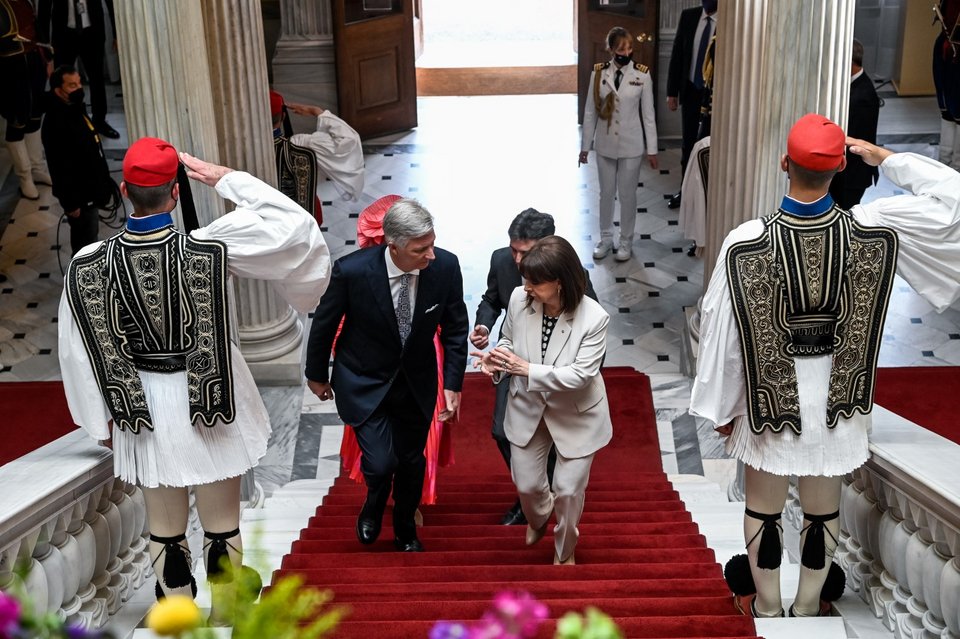 Η πρόεδρος της Δημοκρατίας Κ. Σακελλαροπούλου με τον σύντροφό της Παύλο Κοτσώνη και το βασιλικό ζεύγος του Βελγίου -Φωτογραφία: ΓΤ ΠτΔ ΜΑΝΩΛΟΠΟΥΛΟΣ ΘΟΔΩΡΗΣ