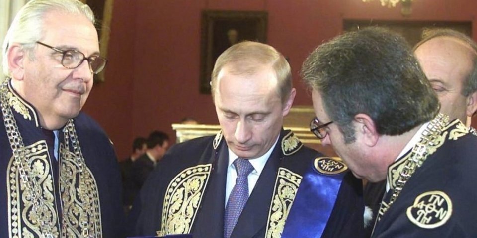Η απονομή τίτλου στον Πούτιν, στο ΕΚΠΑ -Δεξιά ο Γιώργος Μπαμπινιώτης