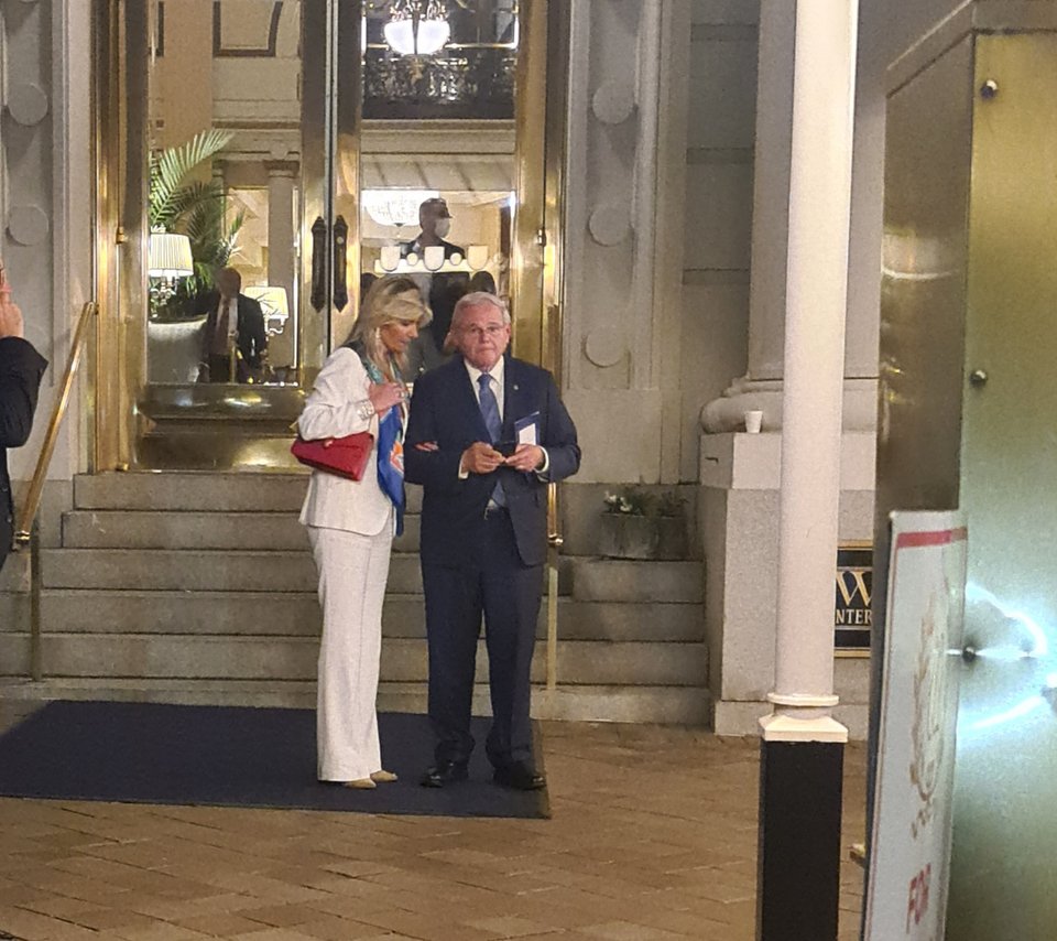 Τα φιλιά Ρόμπερτ και Ναντίν Μενέντεζ στο δείπνο των ομογενώ