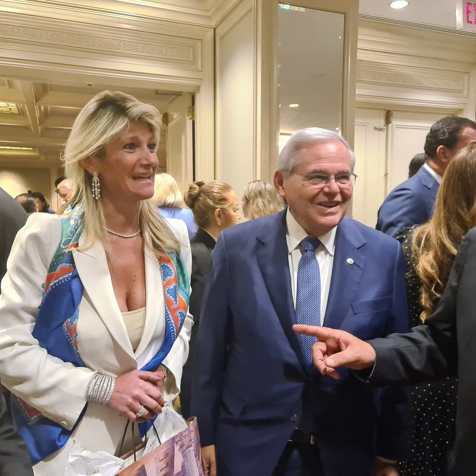Τα φιλιά Ρόμπερτ και Ναντίν Μενέντεζ στο δείπνο των ομογενώ
