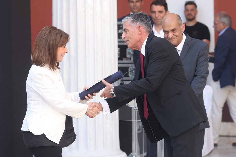 Η Κατερίνα Σακελλαροπούλου βραβεύει τον Νίκο Ευαγγελάτο / Φωτογραφία: Eurokinissi