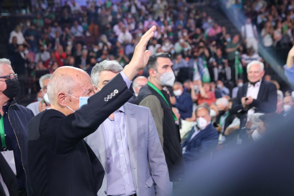 Ο Κώστας Σημίτης έγινε δεκτός με παρατεταμένα χειροκροτήματα στο συνέδριο του ΠΑΣΟΚ / Φωτογραφία: Eurokinissi/ΜΙΧΑΛΗΣ ΚΑΡΑΓΙΑΝΝΗΣ