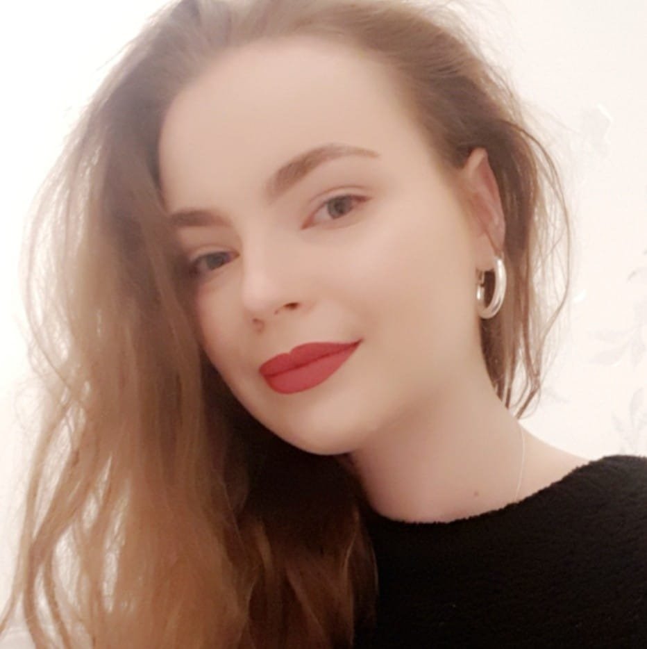 Η νεαρή κοπέλα πριν το ατύχημα με τη φωτιά