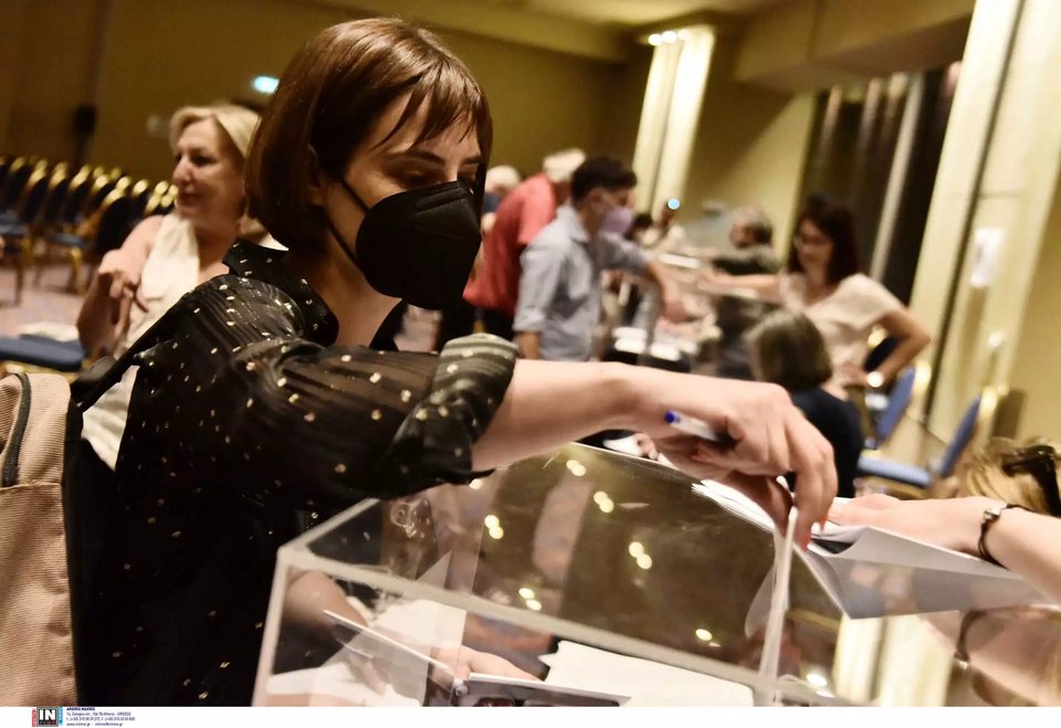 Η Ράνια Σβίγκου ψηφίζει στην Κεντρική Επιτροπή