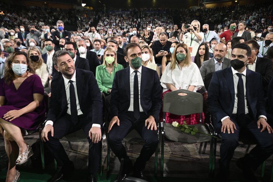 Μια άδεια καρέκλα με ένα λευκό τριαντάφυλλο στη μνήμη της Φώφης Γεννηματά