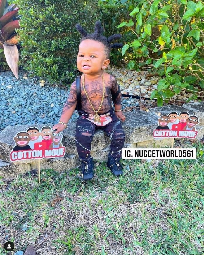 ο μικρός ποζάρει με τατουάζ στο στήθος του