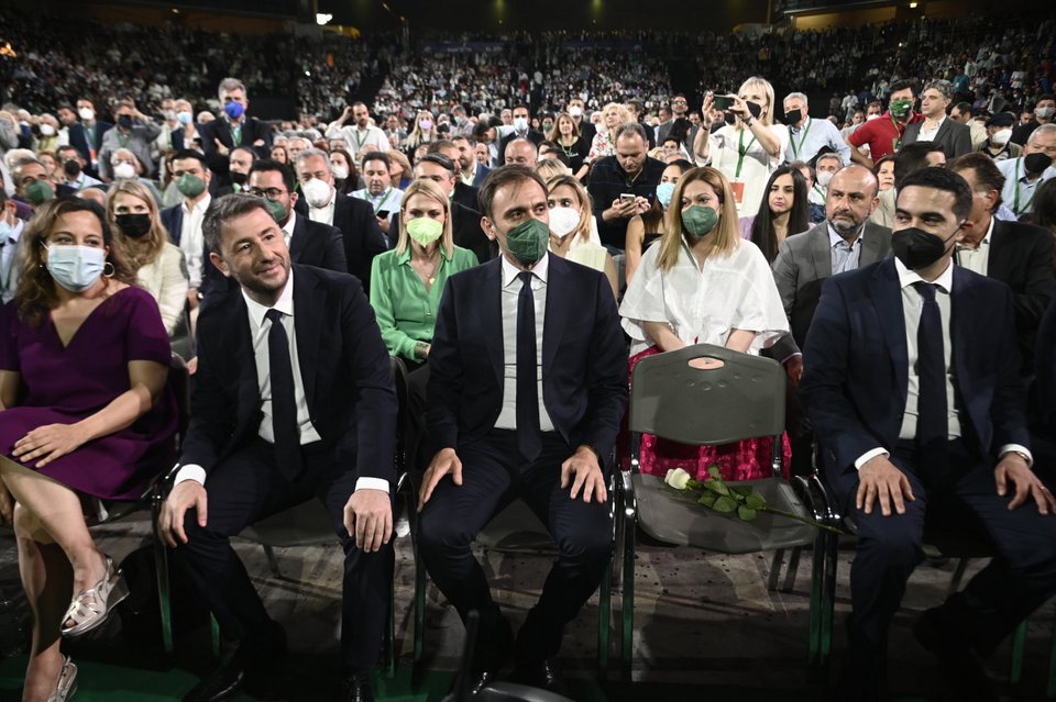 Ένα τριαντάφυλλο στην κενή θέση της αείμνηστης Φώφης Γεννηματά
