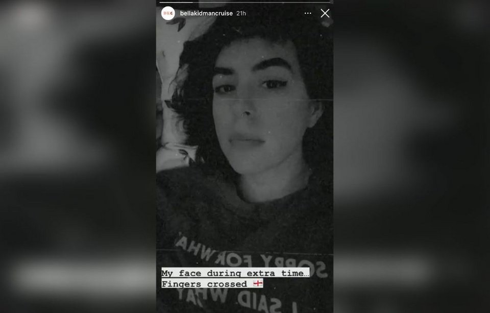 Η σέλφι της Ιζαμπέλα υποστηρίζοντας την Εθνική Αγγλίας