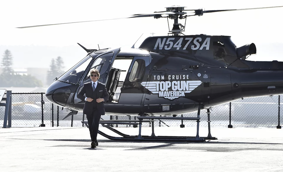 Ο Τομ Κρουζ κατά την άφιξή του στην πρεμιέρα της ταινίας του σε αμερικανικό αεροπλανοφόρο 