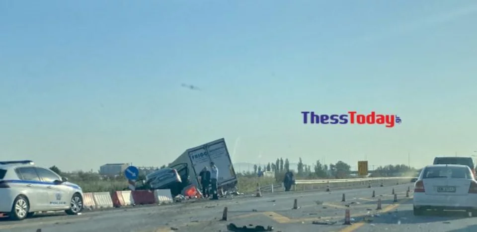Σφοδρή σύγκρουση νταλίκας με αυτοκίνητο στην Εθνική Οδό Θεσσαλονίκης-Βέροιας / thesstoday.gr