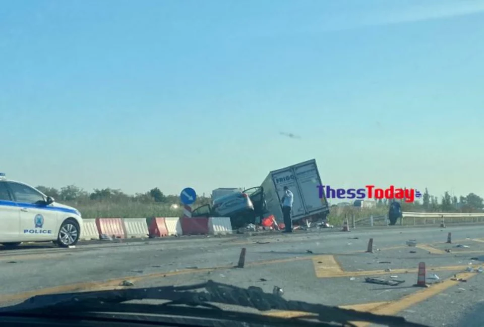 Σφοδρή σύγκρουση νταλίκας με αυτοκίνητο στην Εθνική Οδό Θεσσαλονίκης-Βέροιας / thesstoday.gr