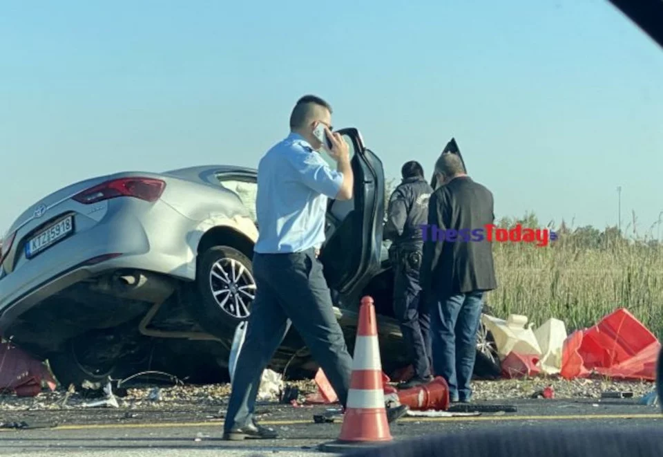Σφοδρή σύγκρουση νταλίκας με αυτοκίνητο στην Εθνική Οδό Θεσσαλονίκης-Βέροιας / thesstoday.gr