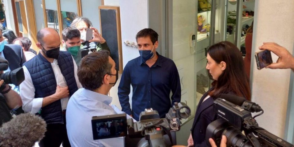 Ο Αλέξης Τσίπρας με τον «αγανακτισμένο» έμπορο - μέλος του ΣΥΡΙΖΑ - στα Χανιά