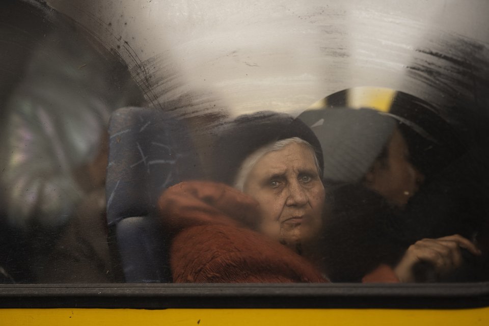 Ηλικιωμένη εγκαταλείπει τη Μαριούπολη/ Φωτογραφία: AP/ Leo Correa