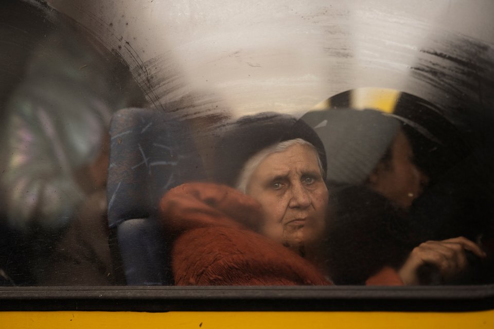 Ουκρανοί πρόσφυγες απομακρύνονται από τη χώρα / AP Photo/Leo Correa