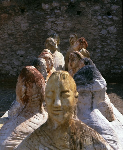 Βάνα Ξένου, Ευρυαγυία (Οι θεές της γης), 2000. Επιζωγραφισμένος γύψος, 9 γλυπτικές φιγούρες 50x70x40cm. Γλυπτό τραπέζι 420x110x60cm. Παραχώρηση της καλλιτέχνιδας και της CITRONNE Gallery.