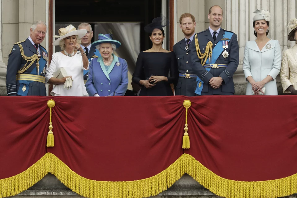 Μέγκαν Μαρκλ και πρίγκιπας Χάρι δε θα εμφανιστούν στο μπαλκόνι του παλατιού του Μπάκιγχαμ μετά από εντολή της βασίλισσας Ελισάβετ