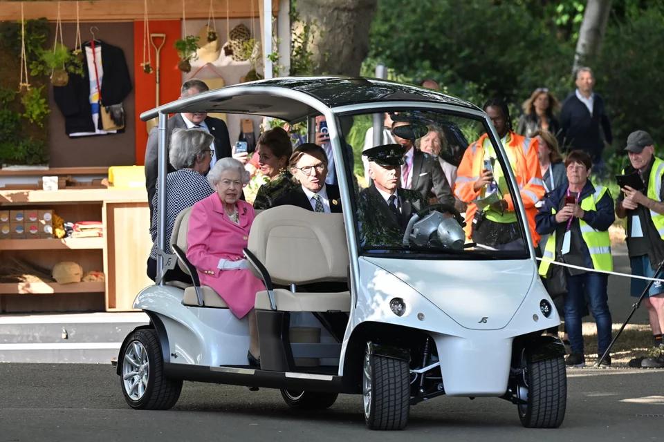 Είναι η πρώτη φορά που η βασίλισσα Ελισάβετ χρησιμοποιεί αμαξίδιο του γκολφ σε δημόσια εμφάνισή της 