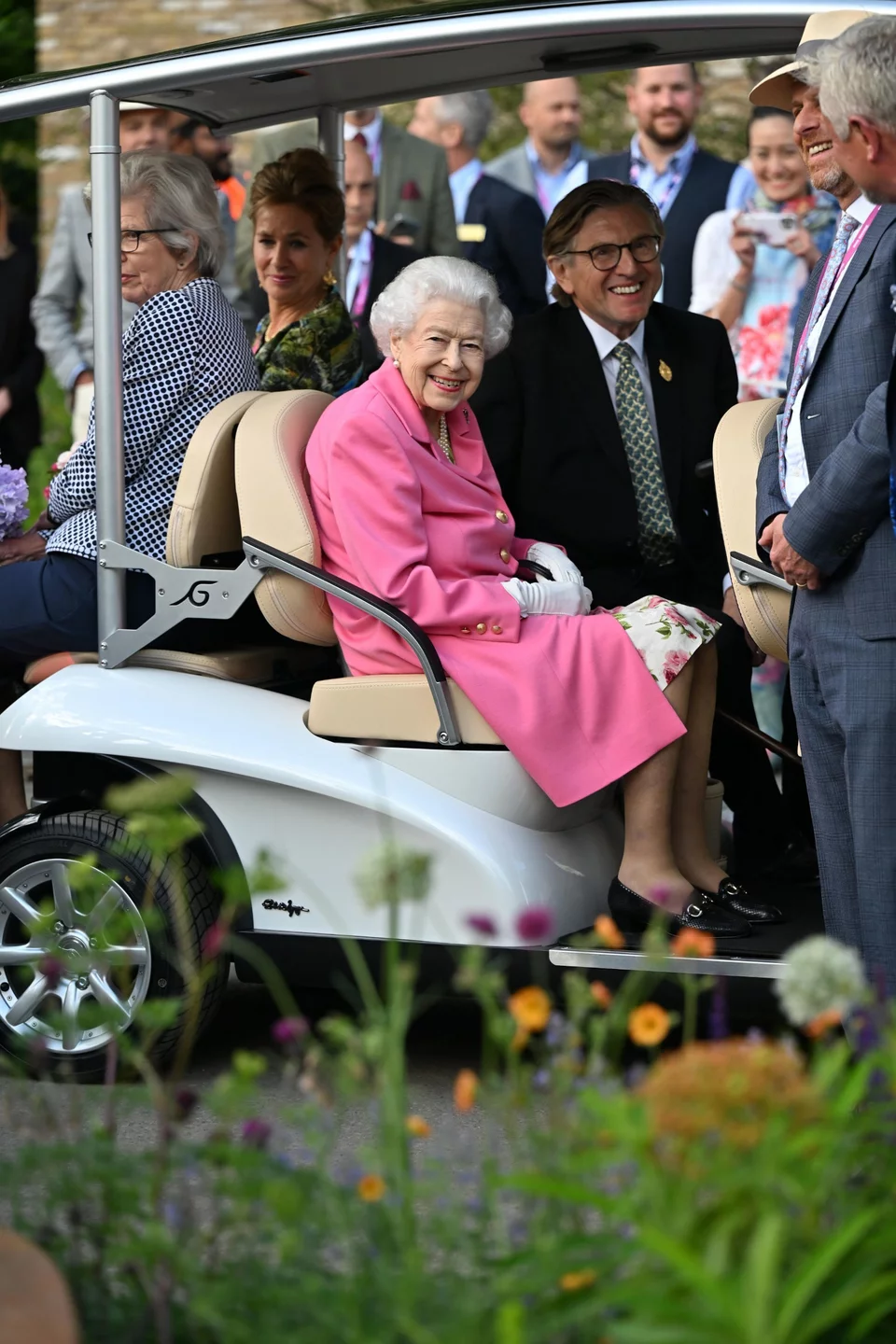 Η βασίλισσα Ελισάβετ χρησιμοποίησε αμαξίδιο του γκολφ για να περιηγηθεί στους χώρους της έκθεσης 