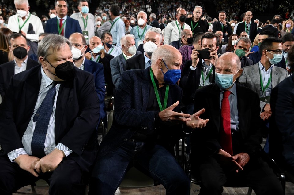 Ο Ευ. Βενιζέλος παρακολουθεί τη συζήτηση Γ. Παπανδρέου και Κ. Σημίτη / Φωτογραφία: Intimenews/ΤΖΑΜΑΡΟΣ ΠΑΝΑΓΙΩΤΗΣ
