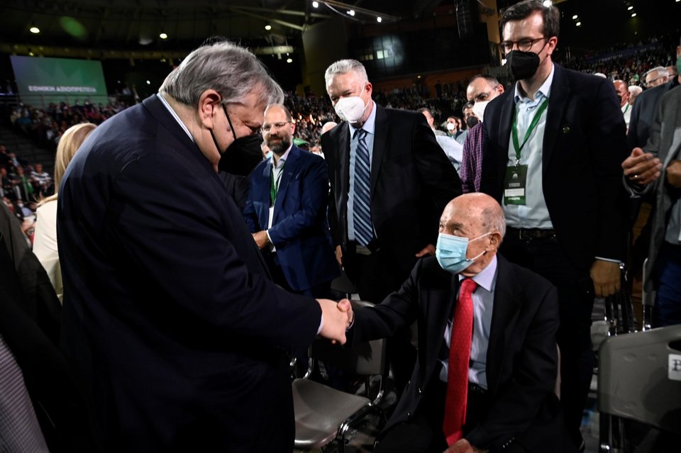 Ο Ευάγγελος Βενιζέλος χαιρετά τον Κώστα Σημίτη στο συνέδριο του ΠΑΣΟΚ / Φωτογραφία: ΜΙΧΑΛΗΣ ΚΑΡΑΓΙΑΝΝΗΣ/EUROKINISSI