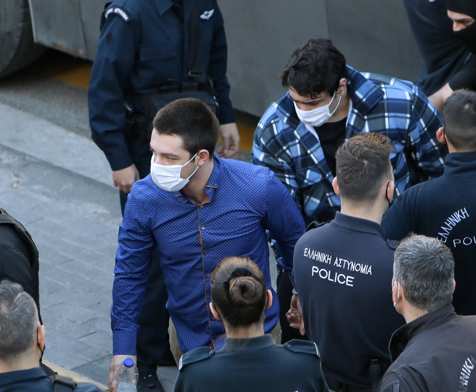 Οι βιαστές και δολοφόνοι της Ελένης Τοπαλούδη προσερχόμενοι σήμερα το πρωί στο δικαστήριο
