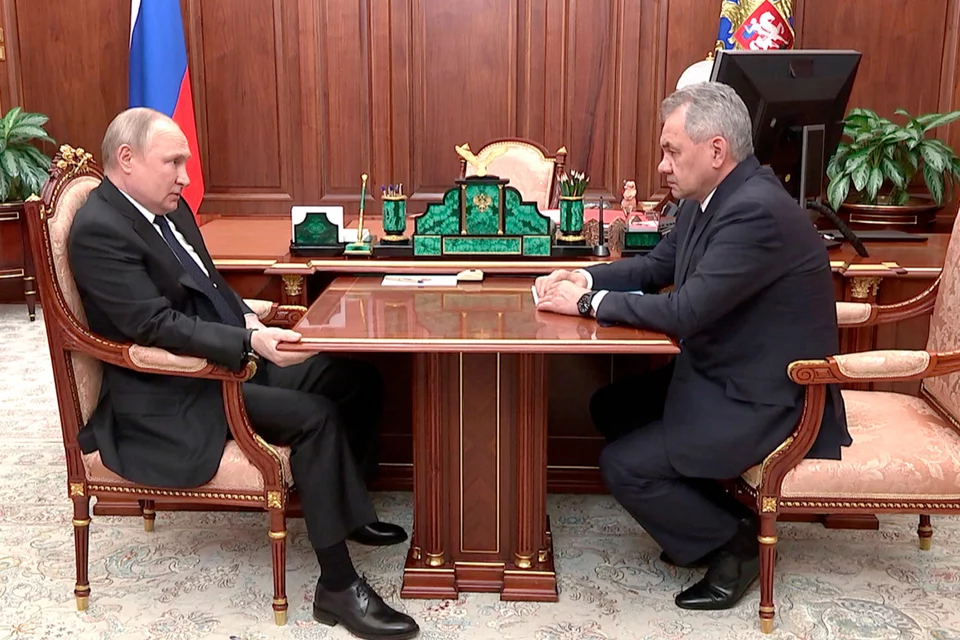 Ο Ρώσος πρόεδρος στη συνάντησή του με τον υπουργό Άμυνας, Σεργκέι Σοϊγκού / Φωτογραφία: AP