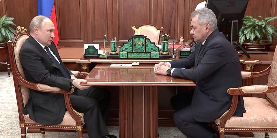 Ο Βλαντίμιρ Πούτιν κρατά την άκρη του τραπεζιού και οι φήμες παίρνουν φωτιά / Φωτογραφία: AP