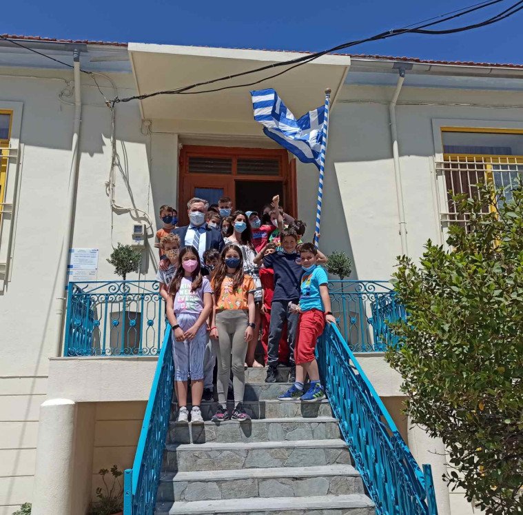 Στο σχολείο της Βαρειάς στη Μυτιλήνη με τα παιδιά της Ε' Δημοτικού