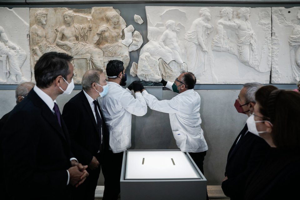 H τοποθέτηση του θραύσματος Fagan στο Μουσείο της Ακρόπολης πριν λίγο καιρό
