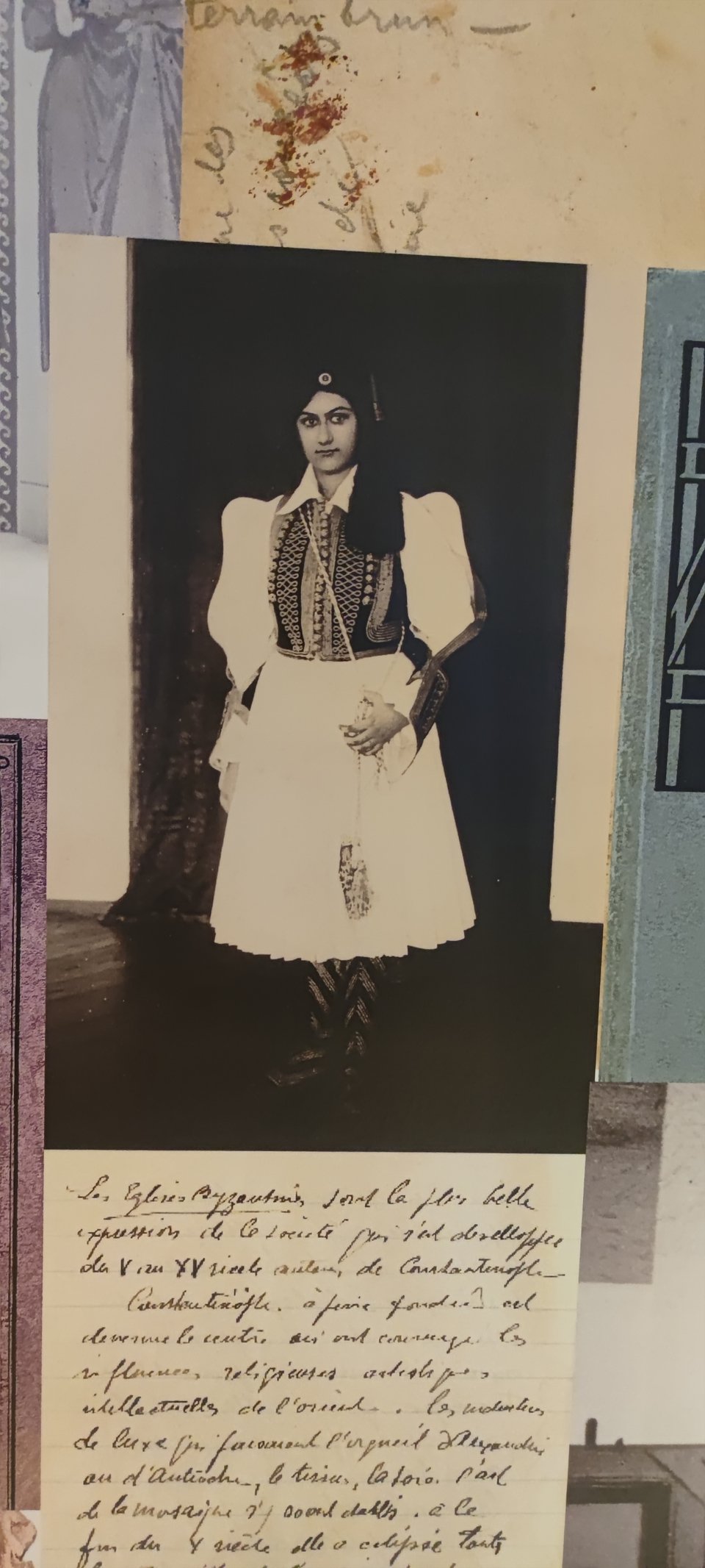 Η γυναίκα του, Ιουλία, φορώντας μια από τις στολές που σχεδίασε ο Παρθένης για τους Εύζωνες / iefimerida