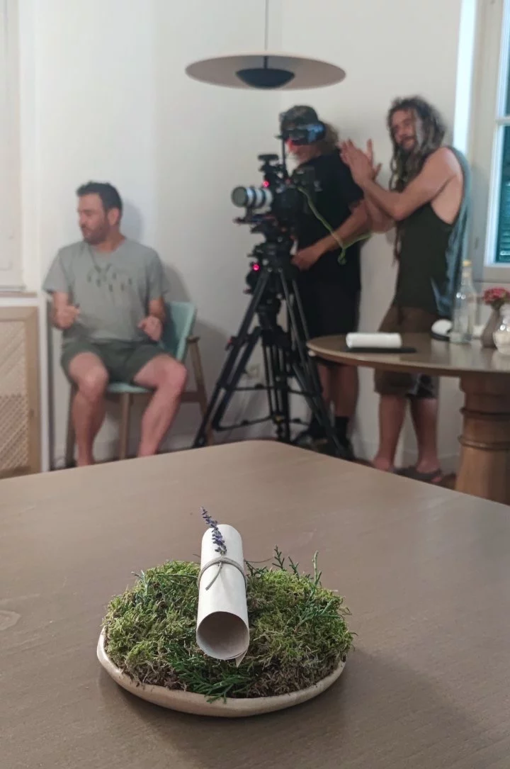 Το συνεργείο του HBO Max την ώρα των γυρισμάτων στη σάλα του εστιατορίου Soil στο Παγκράτι.