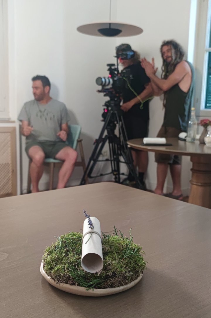 Το συνεργείο του HBO Max την ώρα των γυρισμάτων στη σάλα του εστιατορίου Soil στο Παγκράτι. 