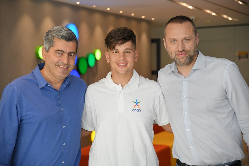 Ο Αναπληρωτής Διευθύνων Σύμβουλος του ΟΠΑΠ, Οδυσσέας Χριστοφόρου, ο ΟΠΑΠ Champion Νίκος Παπαγγελής, και o Chief Marketing Officer του ΟΠΑΠ, Γιάννης Ρόκκας 