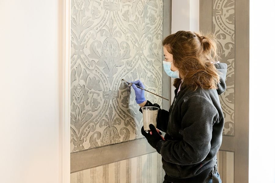 Κατά τις εργασίες αποκαλύφθηκαν οι τοιχογραφίες και αποκαταστάθηκαν πλήρως, ζωγραφίστηκαν εξαρχής.