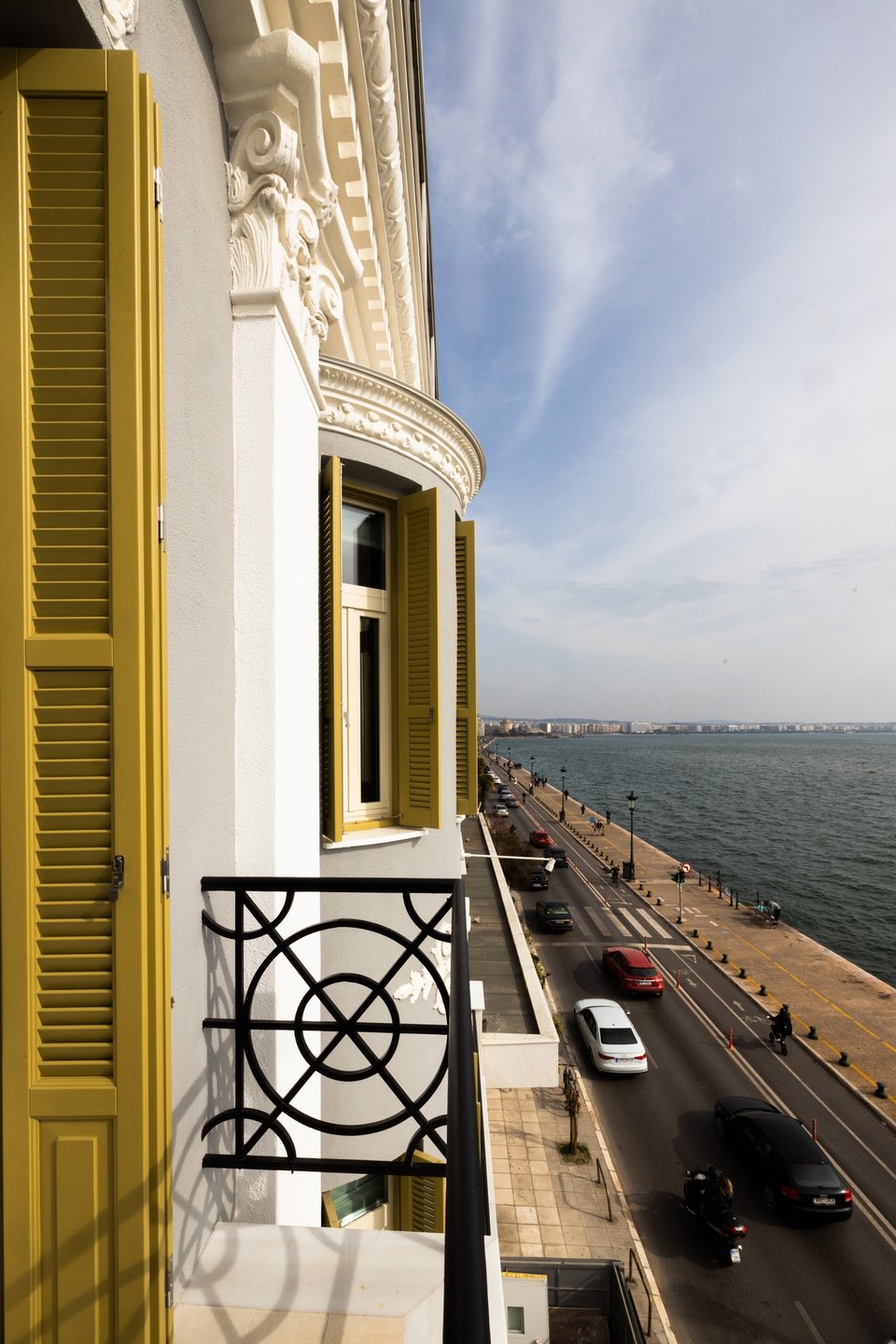 Λεπτομέρειες από την εξωτερική όψη του κτιρίου, πάνω ακριβώς στην παραλία της Θεσσαλονίκης