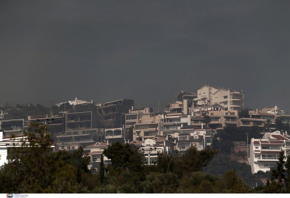 Αποπνικτική η ατμόσφαιρα λόγω της φωτιάς στη Βούλα