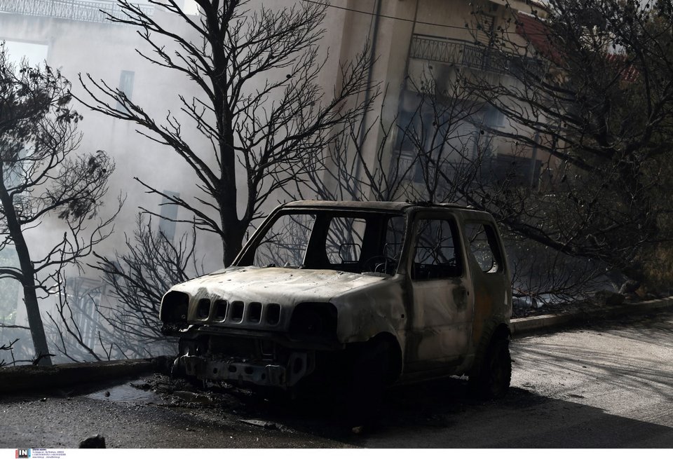 Κάηκαν αυτοκίνητα από τη φωτιά στη Βούλα