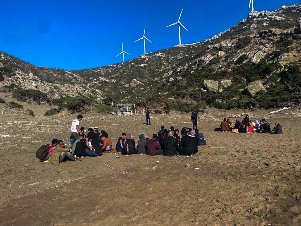 Οι μετανάστες που βρίσκονταν στο ιστιοφόρο στη Ρόδο / Φωτογραφία: ΙΝΤΙΜΕ