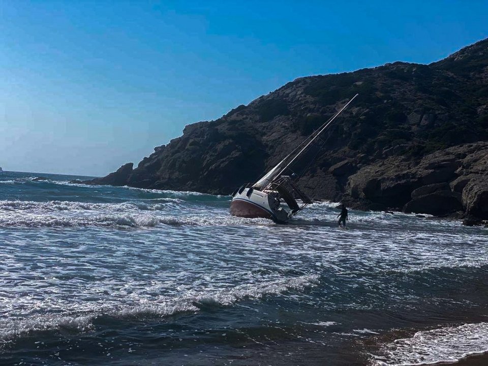 Το ιστιοφόρο που μετέφερε τους μετανάστες στη Ρόδο / Φωτογραφία: ΙΝΤΙΜΕ