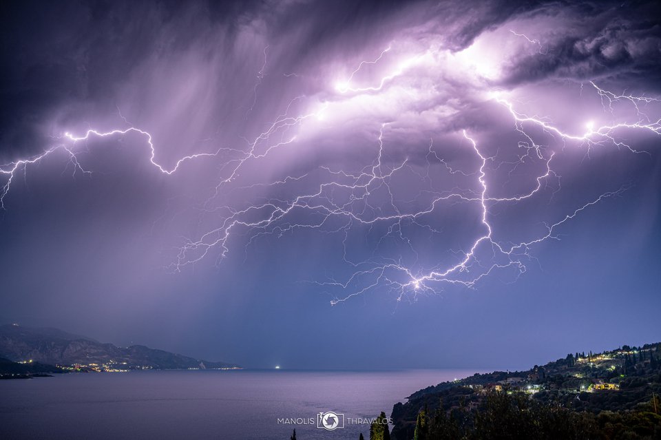 Κακοκαιρία Genesis, εντυπωσιακές φωτό κεραυνών από τη Σάμο