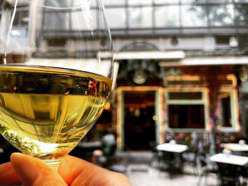 Το 42 bar Athens το προτιμά ο Γιάννης Κοροβέσης για τα τραπέζια που έχει έξω - Φωτογραφία: 42 bar Athens/Intagram