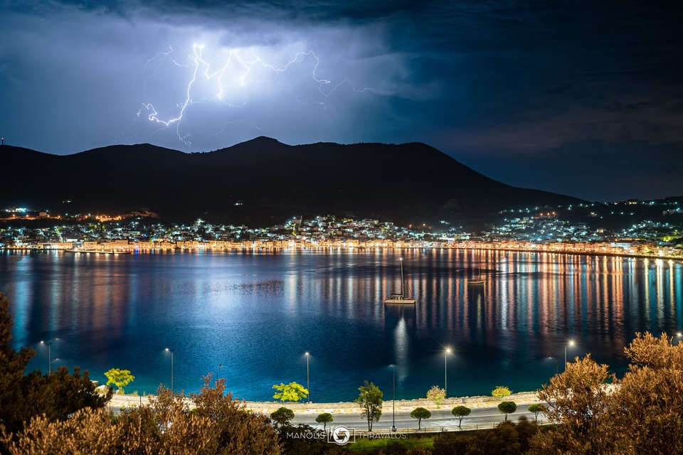 Κακοκαιρία Genesis, εντυπωσιακές φωτό κεραυνών από τη Σάμο