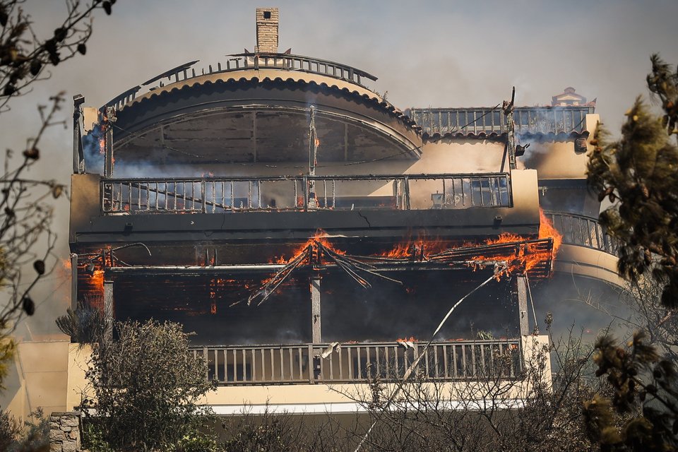 Φωτιά σε σπίτια στη Βούλα